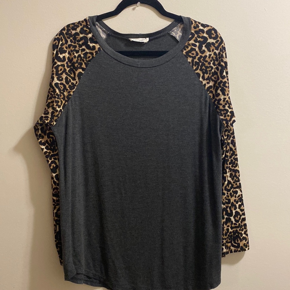XL First Look gray and cheetah print long sleeved jersey T-shirt